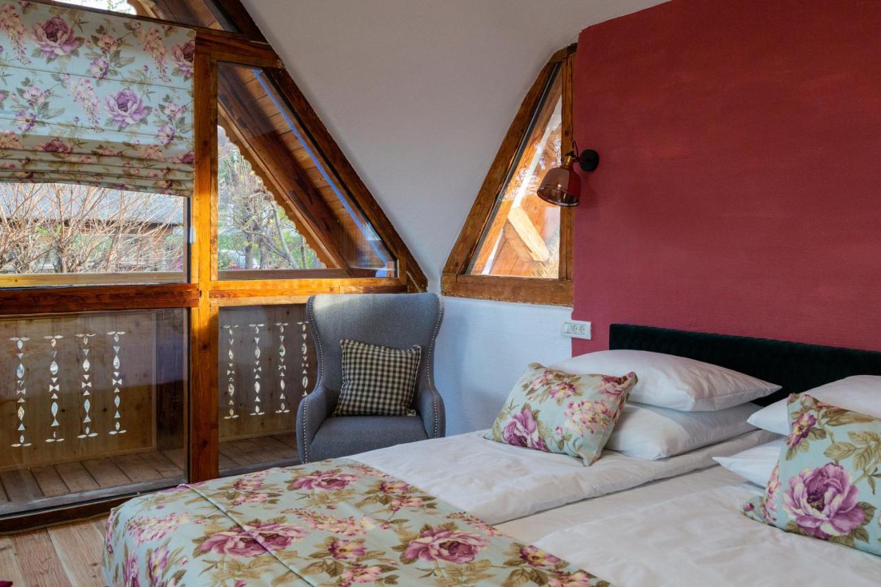 Casele Cu Stuf B&B Haus Ulrike Sălicea Exteriör bild