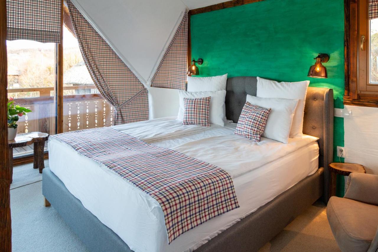 Casele Cu Stuf B&B Haus Ulrike Sălicea Exteriör bild