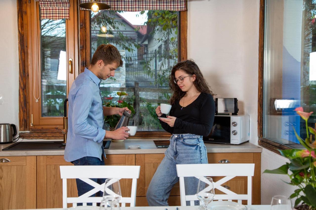 Casele Cu Stuf B&B Haus Ulrike Sălicea Exteriör bild