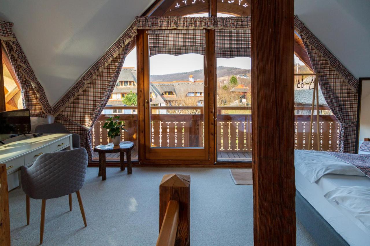 Casele Cu Stuf B&B Haus Ulrike Sălicea Exteriör bild